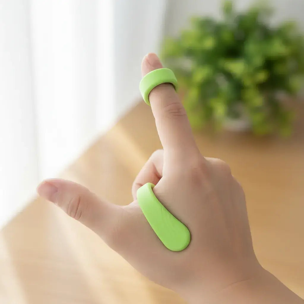  Outil d'acupression point tigre emboîté entre le pouce et l'index pour massage du point d'acupression de la main