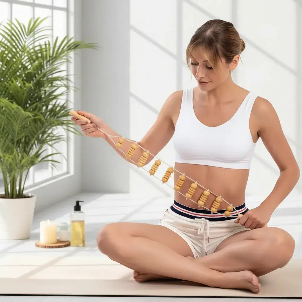 Femme utilisant un gua sha corps en bois sur son ventre pour drainage lymphatique et massage anti-ballonnements