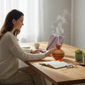  Humidificateur design vase à LED dans une scène bureau zen moderne avec femme travaillant sereinement