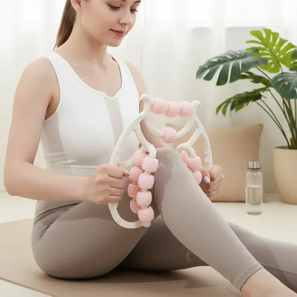 Femme utilisant un outil de massage anti-cellulite à rouleaux roses tenu à deux mains sur la jambe